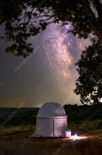 C0523969-Perseids_meteor_shower_crossing_the_Milky_Way,_Portugal.jpg