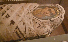 1024px-Metropolitan_Mummy_with_portrait_of_a_youth_Roman.jpg
