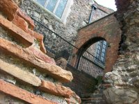 Jewry_Wall_with_west_wall_of_St._Nicholas,_Leicester.jpg