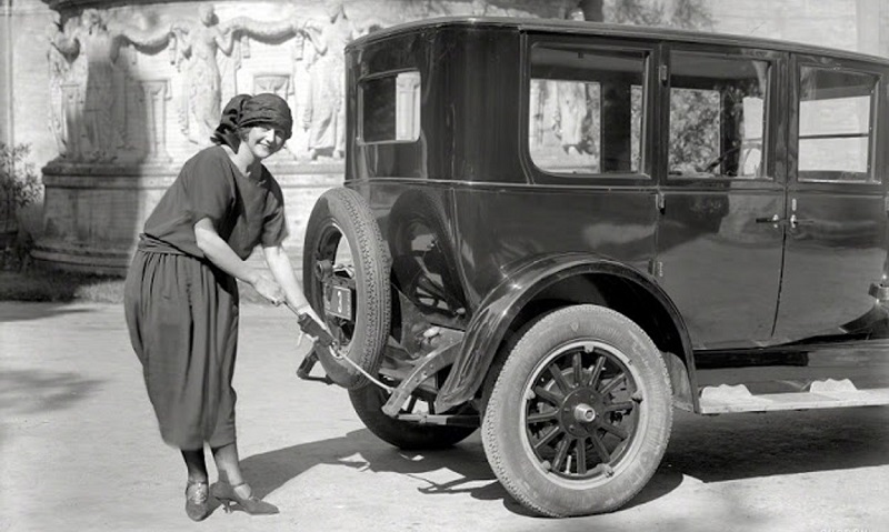 women-cars-1920s-1.jpg women-cars-1920s-1.jpg