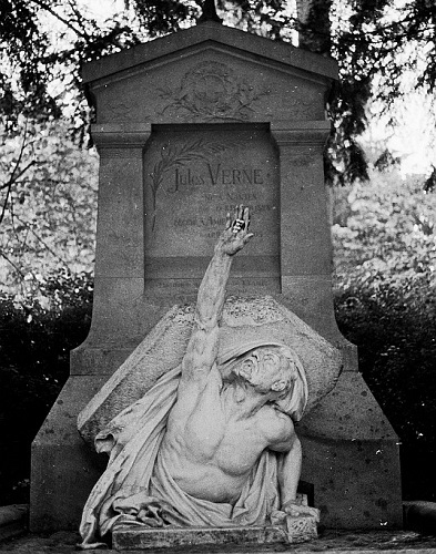 Verne_tomb.jpg Verne_tomb.jpg