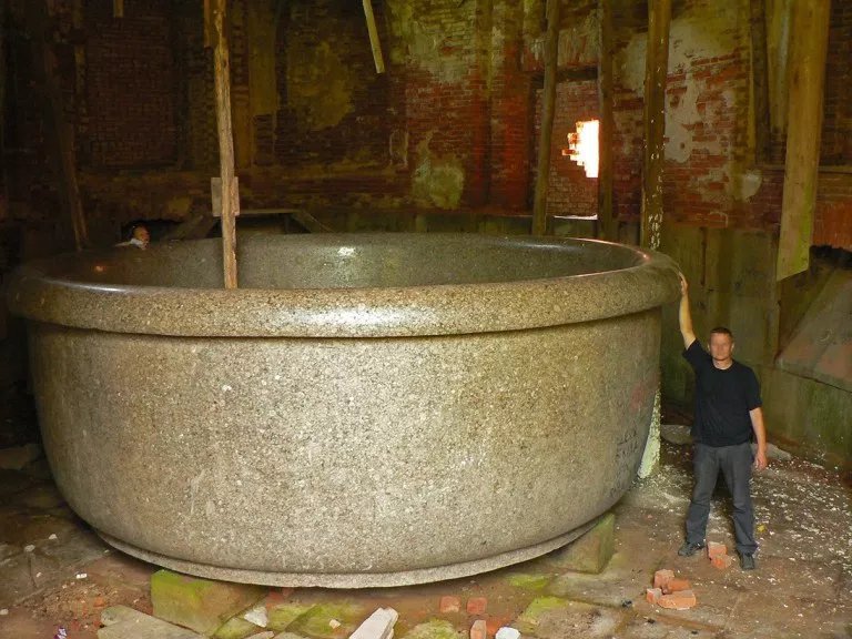 giantbathtsaralexander2.jpg