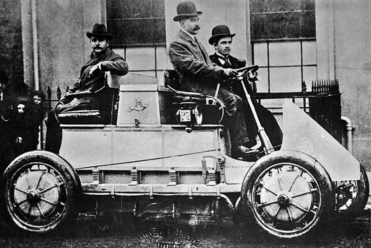 The Lohner-Porsche Mixte, circa 1902.jpg