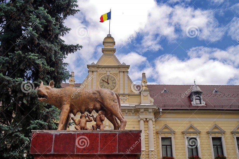 capitoline-wolf-statue-remus-romulus-who-suck-statue-front-town-hall-brasov-romania-72897249.jpg