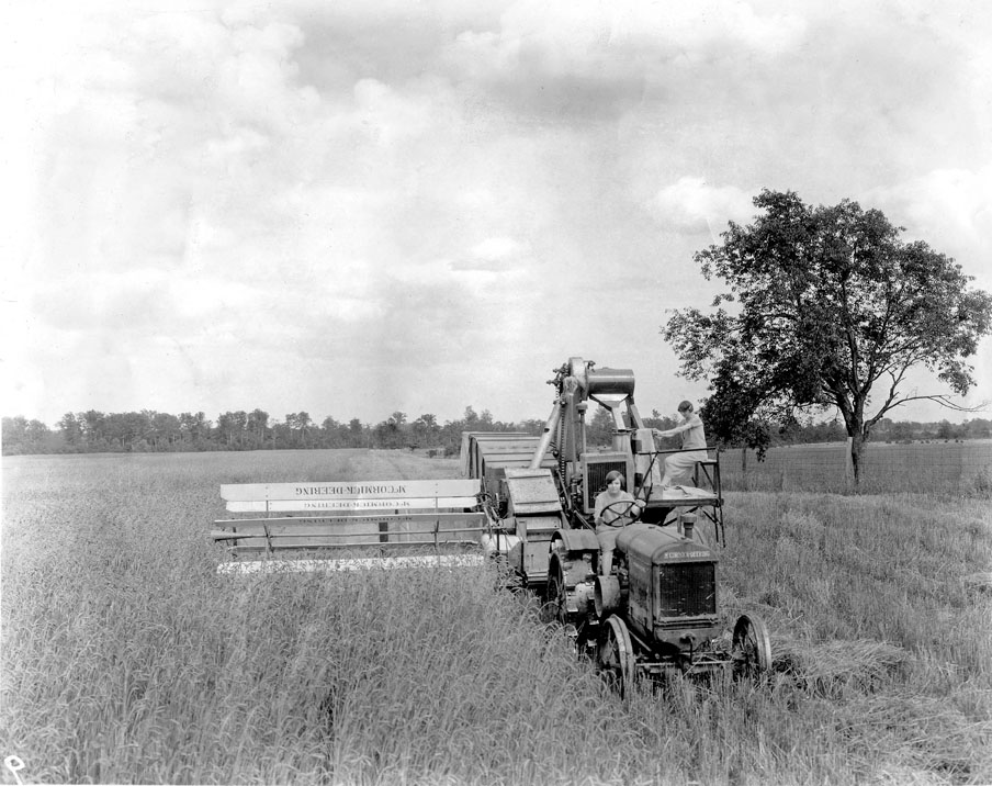 WIT_10_McCormick_Deering_combine_1927-28_Linda_Koolen.jpg