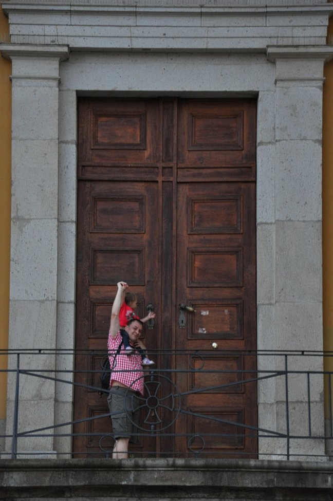 huge_door_1.jpg huge_door_1.jpg