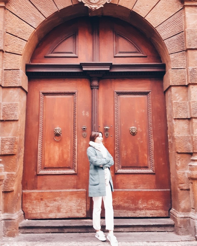 huge_door_3.jpg huge_door_3.jpg