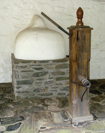 Beehive_oven_and_pump_at_wall_house.JPG Beehive_oven_and_pump_at_wall_house.JPG