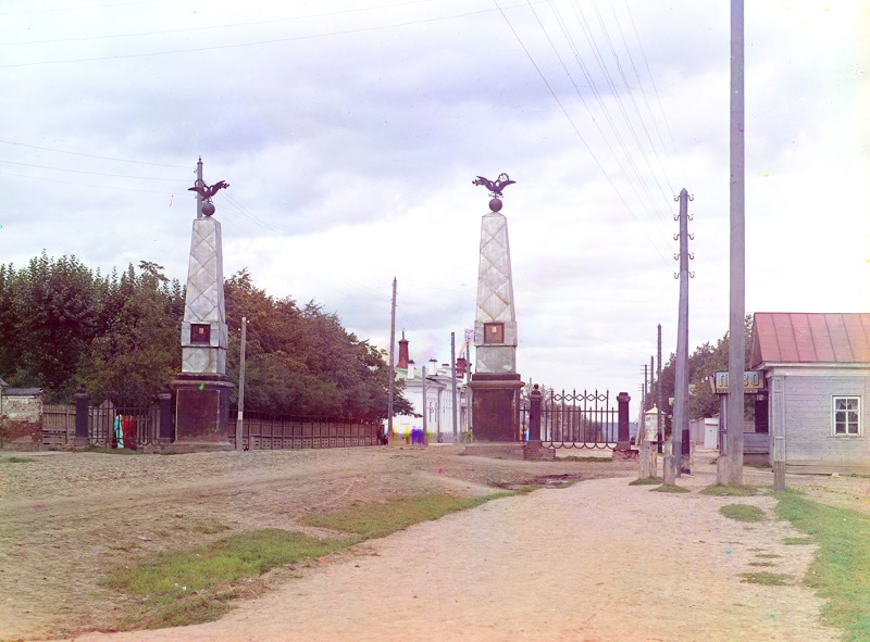 Prokudin-Gorskii_-_Staro-Sibirskaia_Gate_in_the_city_of_Perm_1.jpg Prokudin-Gorskii_-_Staro-Sibirskaia_Gate_in_the_city_of_Perm_1.jpg