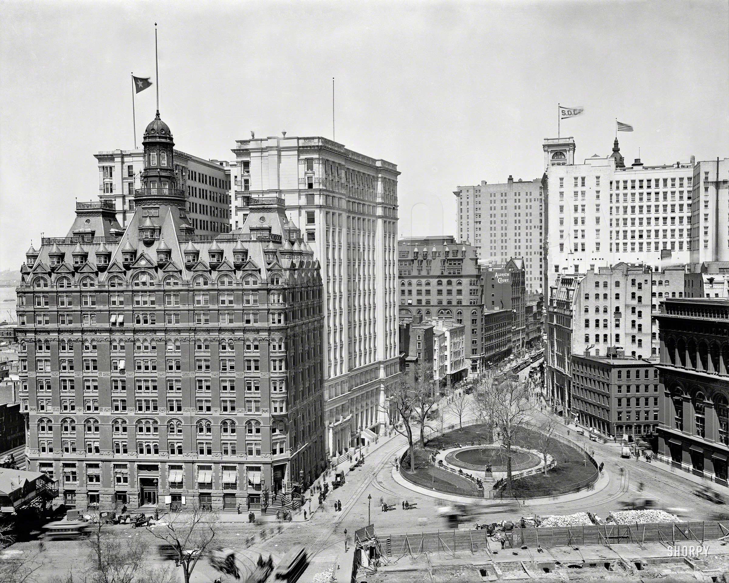 New York circa 1900. Bowling Green and Broadway. Oldest public park in the city.jpg