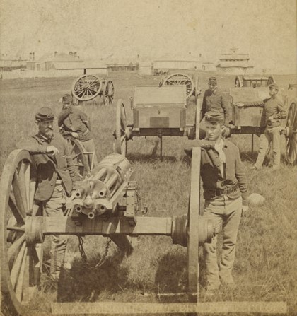 Gatling-gun-battery-Fort-Abraham-Lincoln.jpg