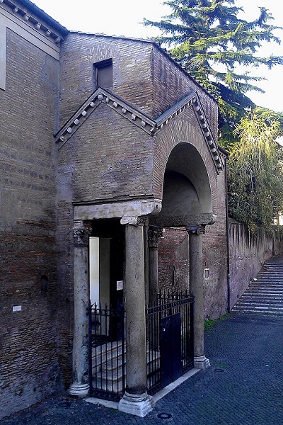 Side_entrance_to_the_Basilica_of_San_Clemente.jpg Side_entrance_to_the_Basilica_of_San_Clemente.jpg