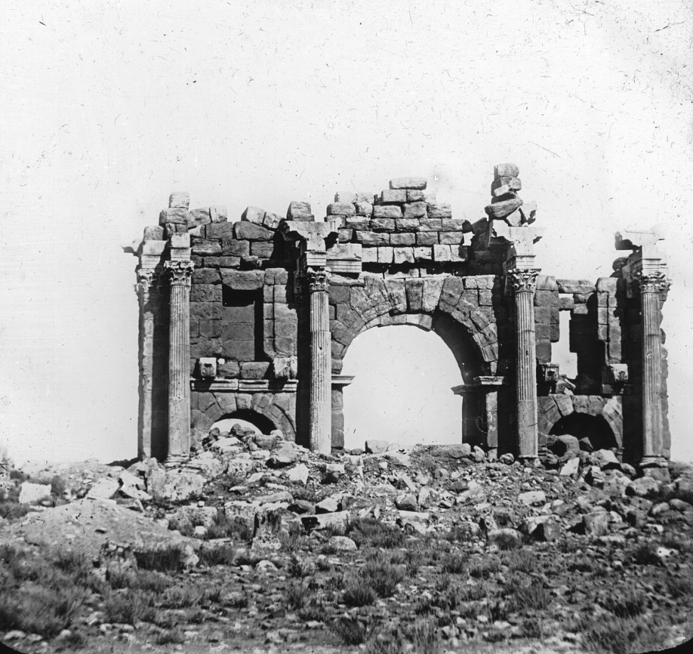 Roman_arch,_Tebessa,_Algeria..jpg Roman_arch,_Tebessa,_Algeria..jpg