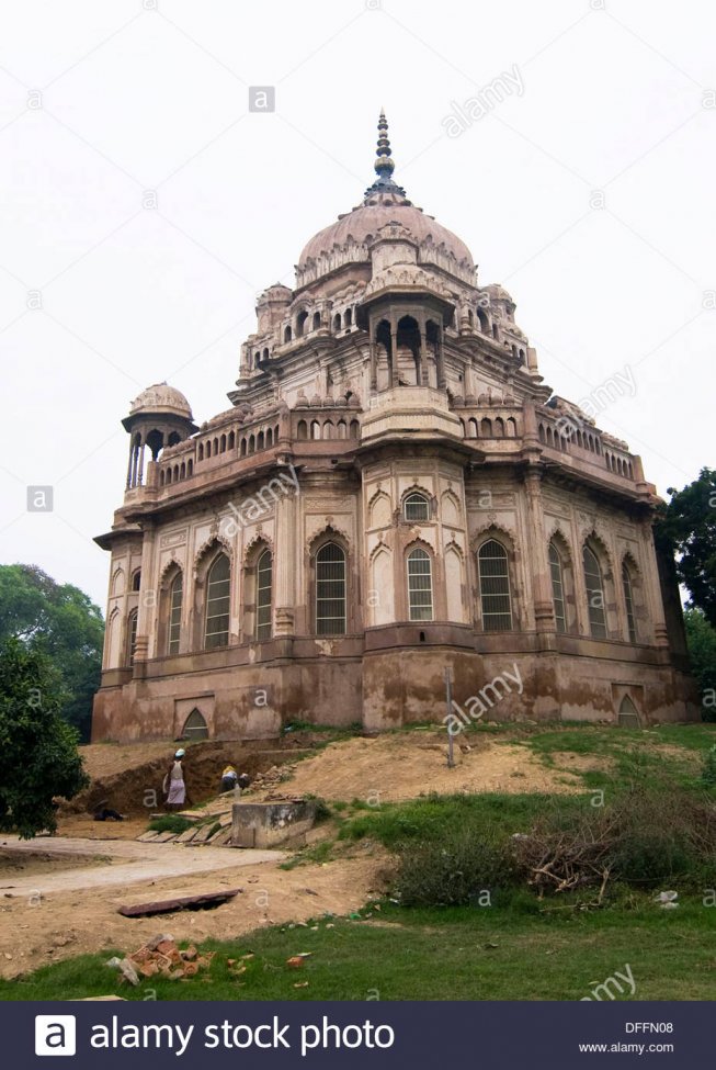 beautiful-old-monuments-in-lucknow-india-DFFN08.jpg