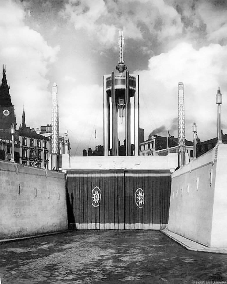 Mersey tunnel entrance prior to the opening ceremony, 1934.jpg
