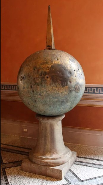gilt orb.jpg gilt orb.jpg