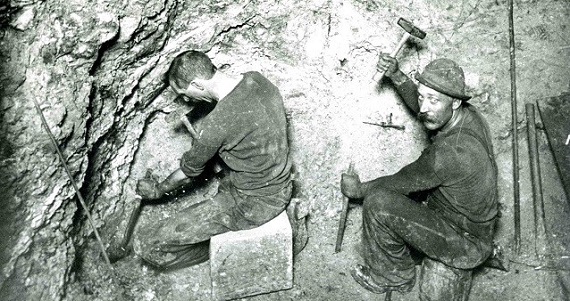 Hammer_and_Chislel13.jpg Hammer_and_Chislel13.jpg