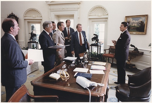President_Reagan_and_his_White_HouseNARA_-_198521.jpg President_Reagan_and_his_White_HouseNARA_-_198521.jpg