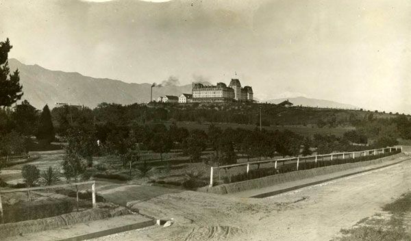 Raymond Hotel on hill.jpg