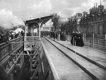 Moving_Sidewalk_Paris_1900_1.jpg
