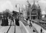 Moving_Sidewalk_Paris_1900_2.jpg