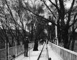 Moving_Sidewalk_Paris_1900_5.jpg