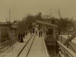 Moving_Sidewalk_Paris_1900_6.jpg